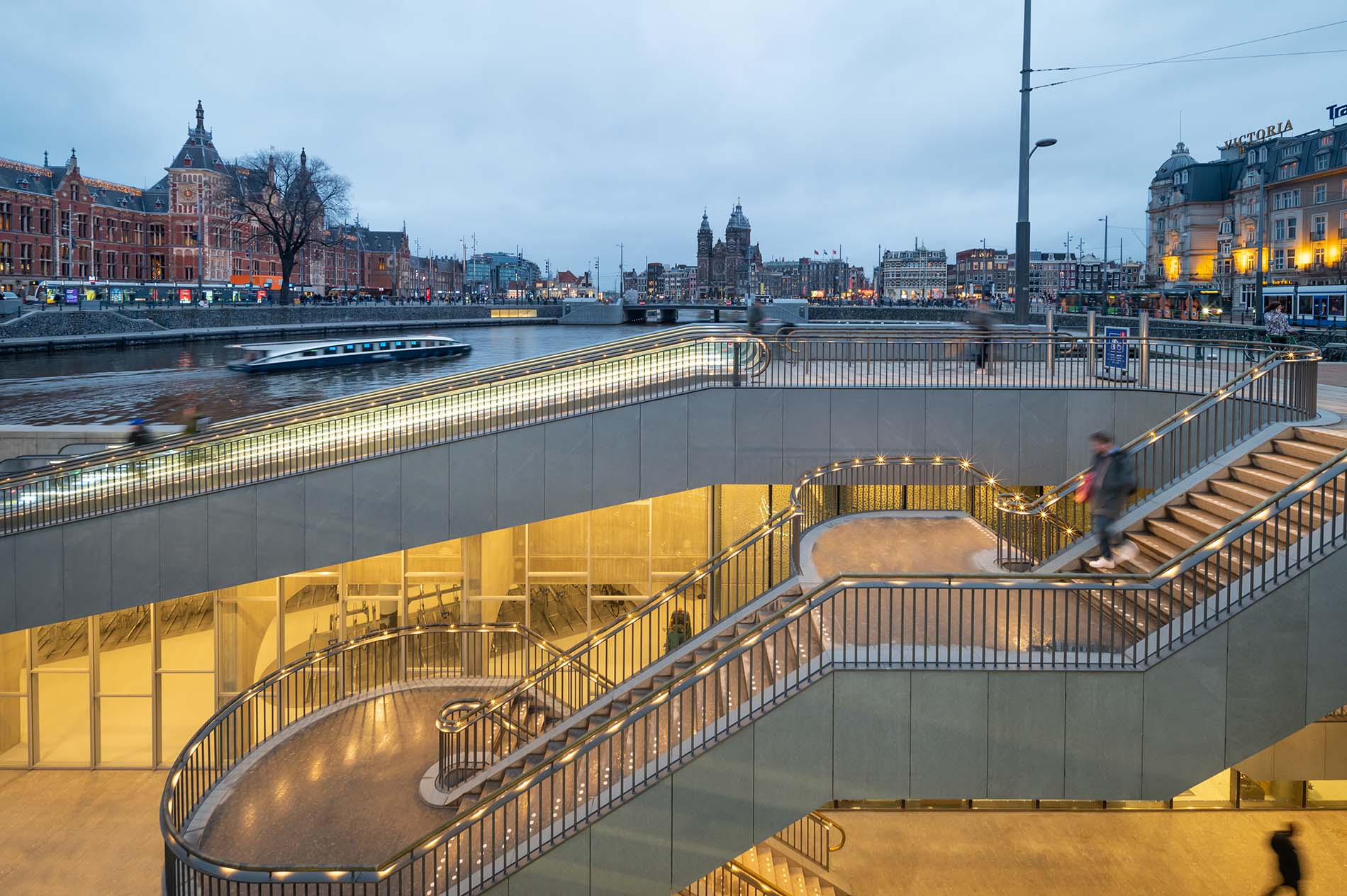 Inauguran un nuevo parking de bicicletas subterráneo en Holanda  Las  constantes lluvias y el viento hacen que el mantenimiento de las bicicletas  se vea muy perjudicado. Por eso cada vez son